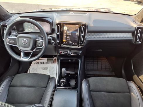 Used 2022 Volvo XC40 T5 R-Design w/ Advanced Package image 9