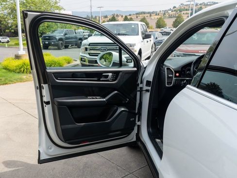 Used 2019 Porsche Cayenne E-Hybrid AWD/4WD image 18