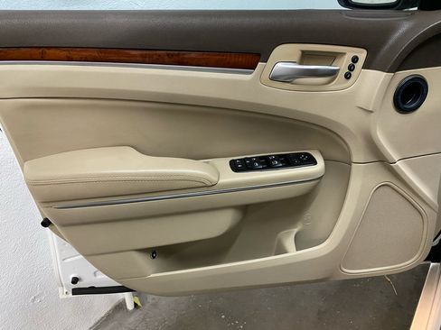 Used 2011 Chrysler 300 Limited w/ Luxury Group image 36