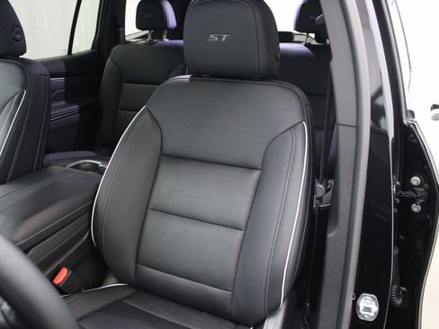 Used 2025 Buick Enclave Sport Touring image 17