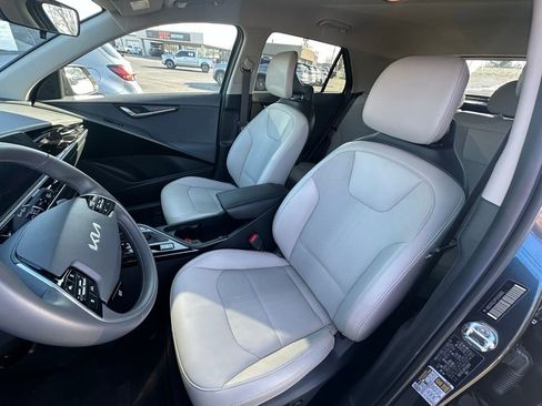 Used 2023 Kia Niro EX image 11