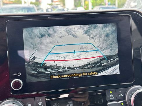 Used 2023 Toyota Highlander LE FWD image 30