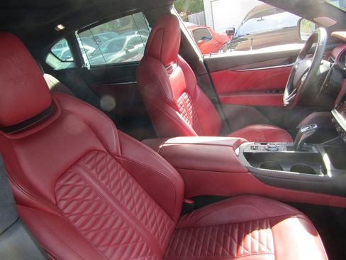 Used 2022 Maserati Levante Trofeo image 5