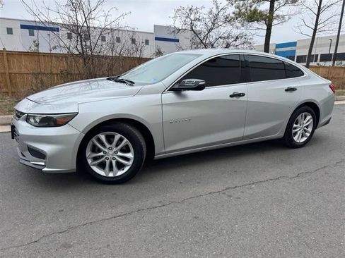 Used 2018 Chevrolet Malibu LT FWD image 3