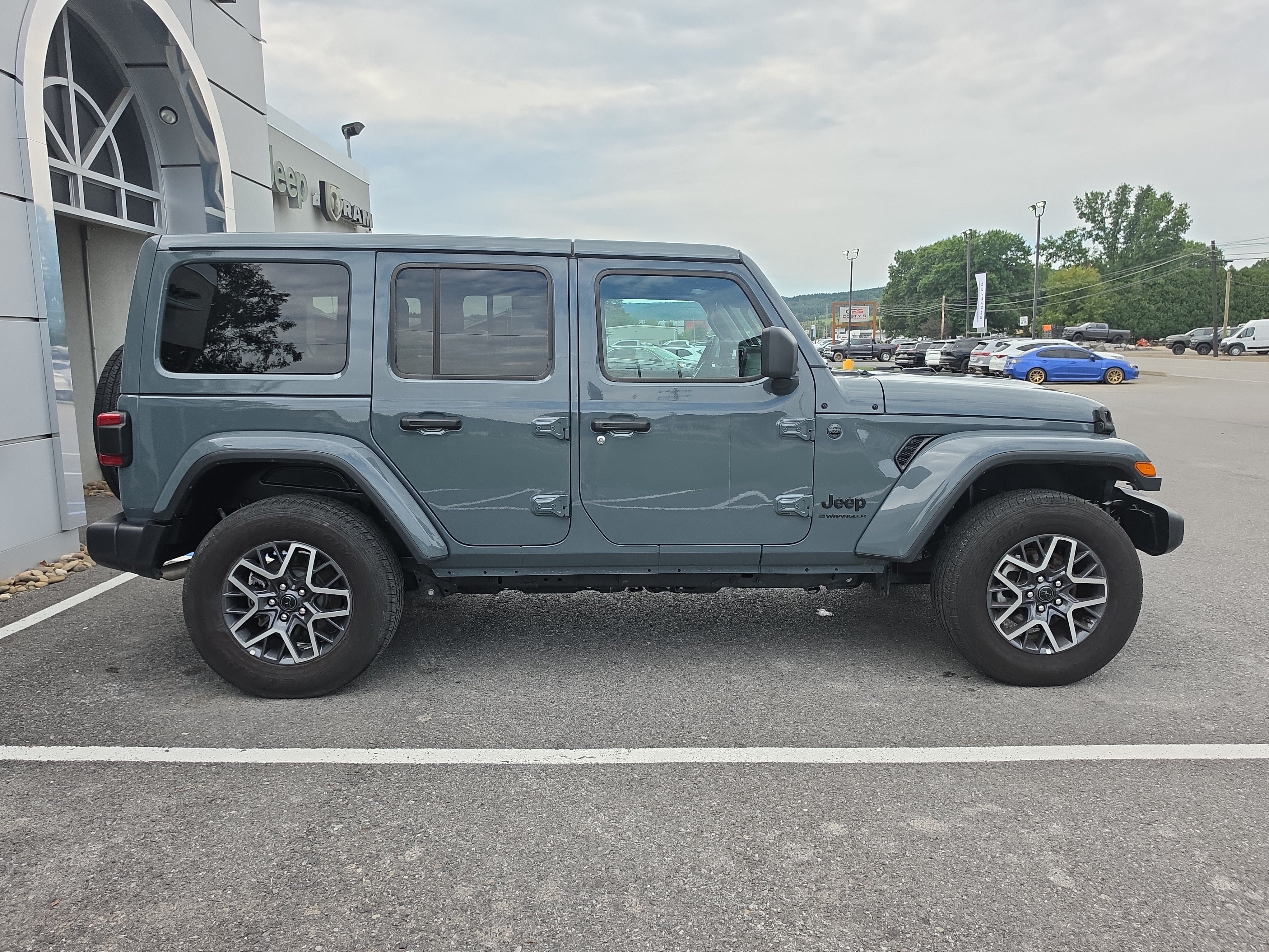 Used 2026 Jeep Wrangler Unlimited Sahara AWD/4WD image 2