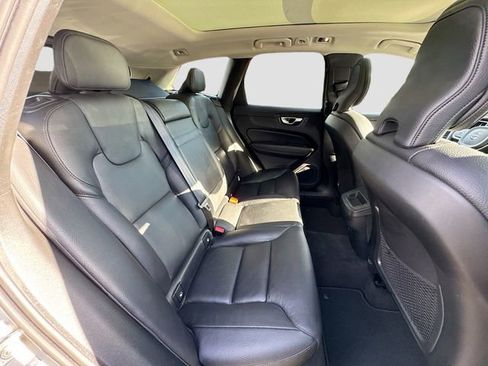 Used 2021 Volvo XC60 T5 Momentum image 29