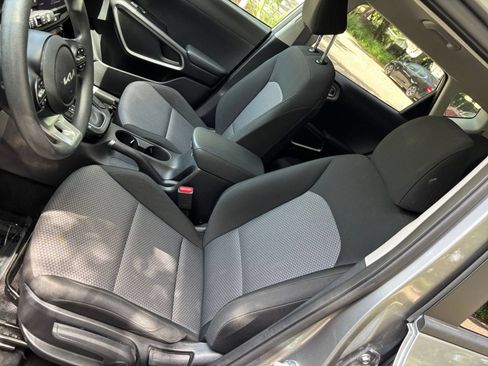 Used 2025 Kia Soul LX w/ LX Technology Package FWD image 33