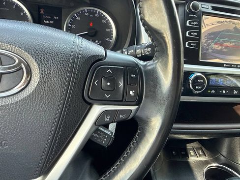 Used 2018 Toyota Highlander Plus AWD/4WD image 42
