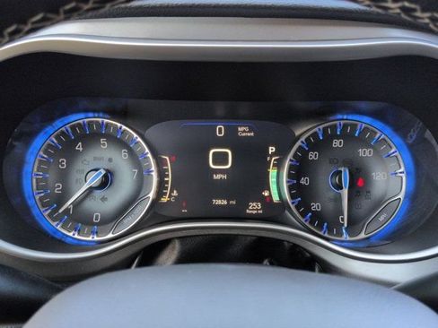 Used 2021 Chrysler Pacifica Touring-L FWD image 10