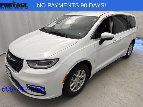 Used 2023 Chrysler Pacifica Touring-L FWD image 5