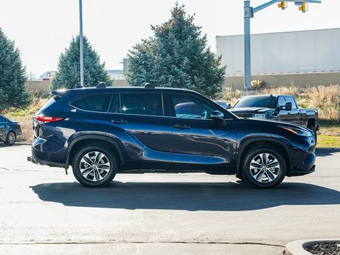 Used 2022 Toyota Highlander XLE image 4