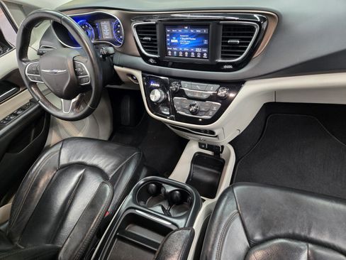 Used 2018 Chrysler Pacifica Touring-L FWD image 12