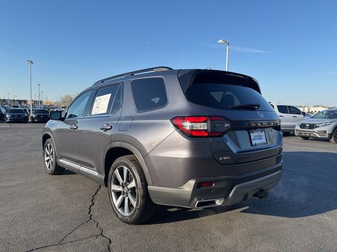 Used 2025 Honda Pilot Touring image 3