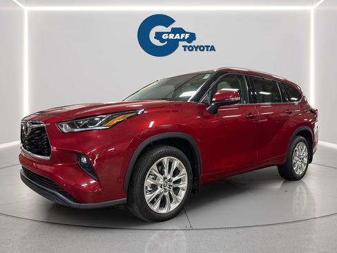 Used 2024 Toyota Highlander Limited AWD/4WD image 2