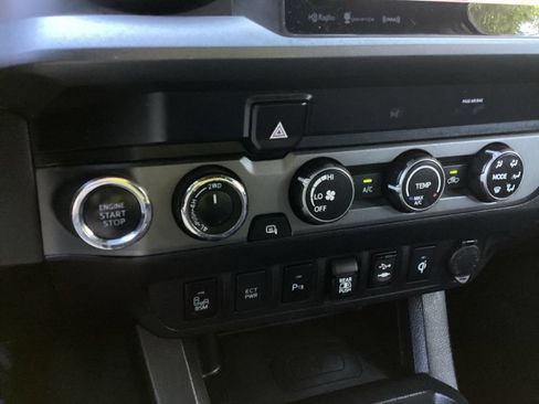 Used 2019 Toyota Tacoma TRD Sport w/ Technology Package AWD/4WD image 17