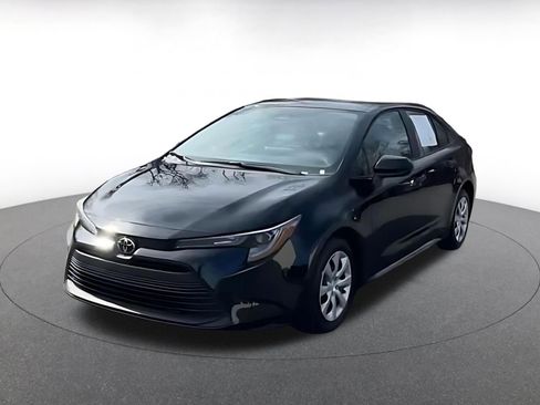Used 2025 Toyota Corolla LE image 7