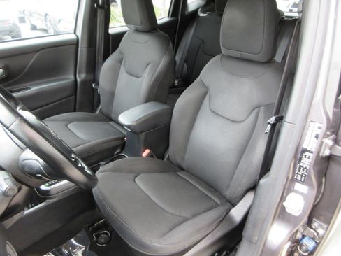 Used 2018 Jeep Renegade Altitude w/ UConnect 8.4 Nav Group FWD image 29