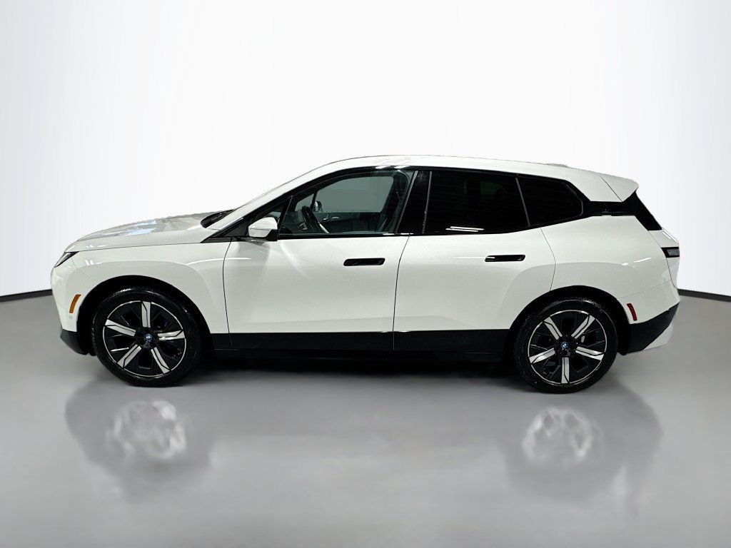 Used 2023 BMW iX xDrive50 w/ Sport Package AWD/4WD image 10