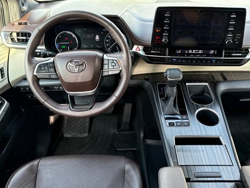 Used 2023 Toyota Sienna Platinum FWD image 20
