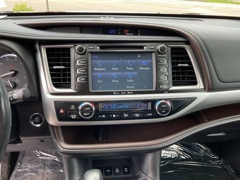 Used 2017 Toyota Highlander XLE AWD/4WD image 22