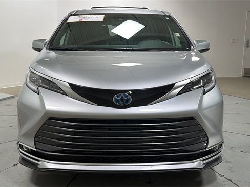 Certified 2025 Toyota Sienna Limited image 2