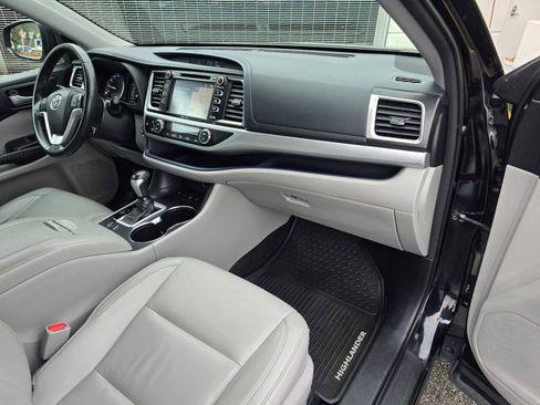 Used 2015 Toyota Highlander XLE image 12