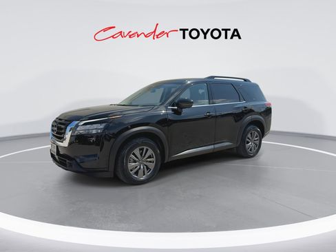 Used 2025 Nissan Pathfinder SV image 4