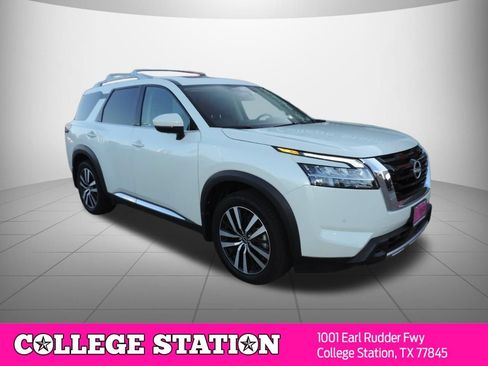 Certified 2024 Nissan Pathfinder Platinum w/ Cargo Package FWD image 3