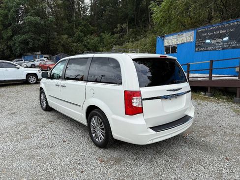 Used 2013 Chrysler Town & Country Touring-L w/ Entertainment Group #2 image 8