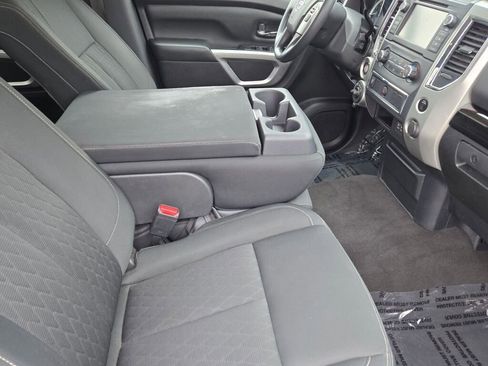 Used 2019 Nissan Titan SV image 6