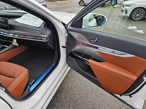 New 2025 BMW i7 xDrive60 w/ Executive Package image 10