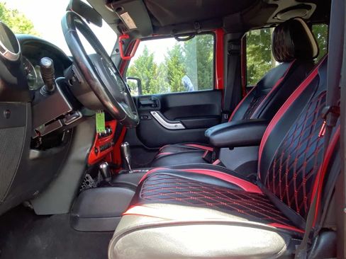Used 2012 Jeep Wrangler Unlimited Sahara w/ Connectivity Group AWD/4WD image 16