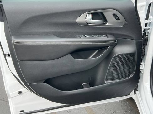 New 2027 Chrysler Pacifica Select AWD/4WD image 14