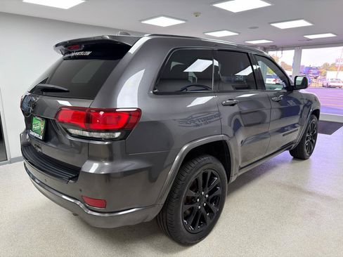 Used 2017 Jeep Grand Cherokee Altitude AWD/4WD image 3