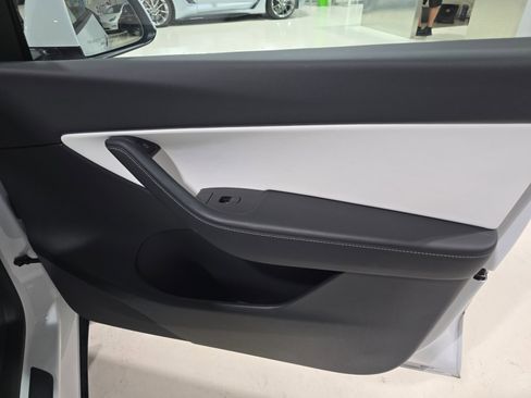 Used 2022 Tesla Model Y Long Range image 21