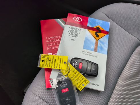 Used 2025 Toyota Corolla Cross AWD Hybrid w/ Moonroof Package image 28