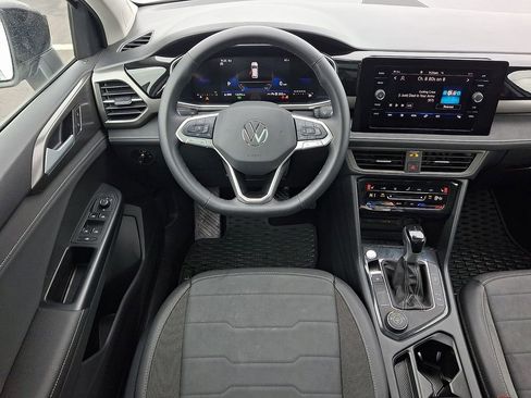 Certified 2025 Volkswagen Taos SE image 11