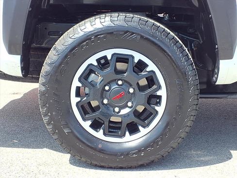 Certified 2025 Toyota Tacoma TRD Off-Road image 7