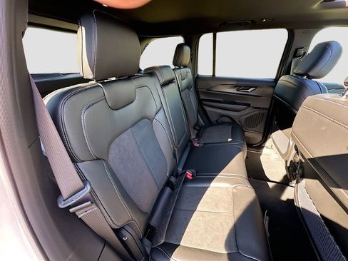 New 2025 Jeep Grand Cherokee Laredo image 36