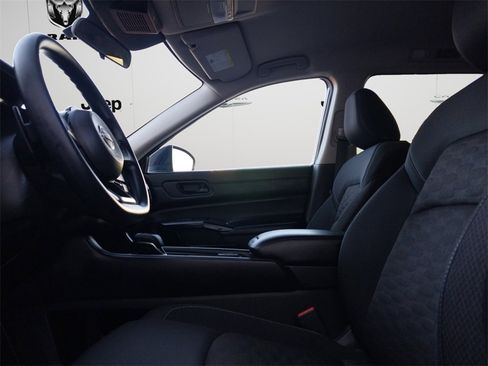 Used 2024 Nissan Pathfinder S image 7