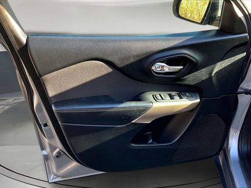 Used 2017 Jeep Cherokee Latitude w/ Cold Weather Group image 21