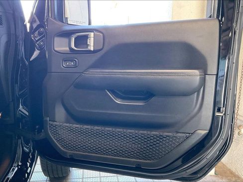 Used 2025 Jeep Wrangler Unlimited Sahara AWD/4WD image 20