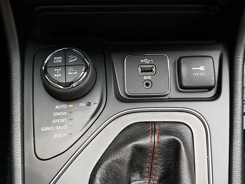 Used 2019 Jeep Cherokee Trailhawk AWD/4WD image 22