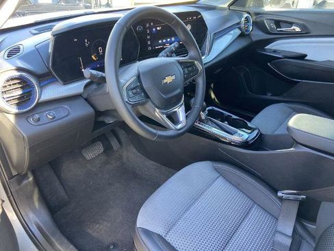 Used 2025 Chevrolet Trax LT w/ Driver Confidence Package image 6