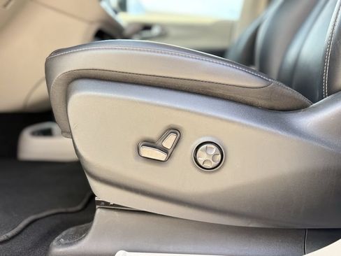 Used 2024 Chrysler Pacifica Limited FWD image 13