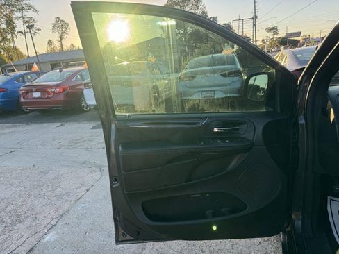 Used 2017 Dodge Grand Caravan SE image 13