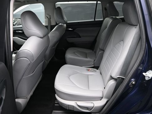 Used 2021 Toyota Highlander XLE FWD image 15