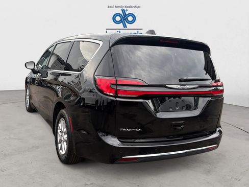 Used 2026 Chrysler Pacifica Select FWD image 3