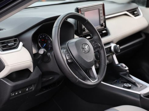 Used 2021 Toyota RAV4 XLE Premium image 14