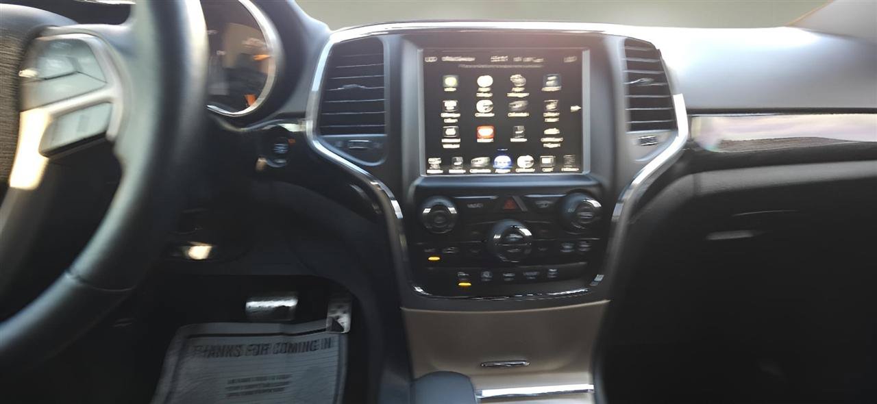 Used 2017 Jeep Grand Cherokee Laredo AWD/4WD image 14